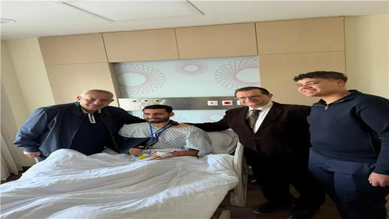 زيارة خاصة.. وسام أبو علي يدعم باهر المحمدي بعد خضوعه لعملية جراحية